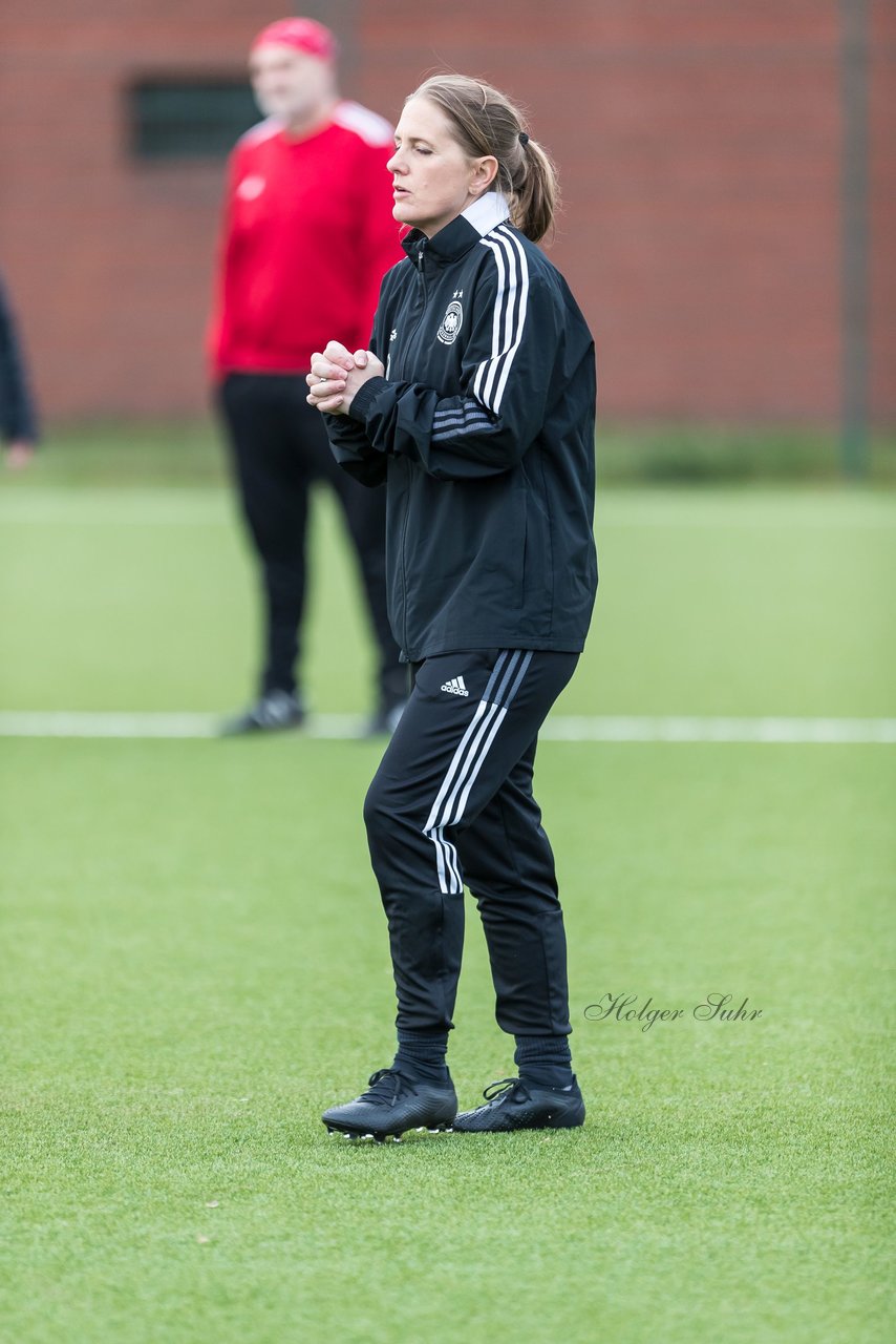 Bild 194 - Co-Trainerin der Frauen Nationalmannschaft Britta Carlson in Wahlstedt